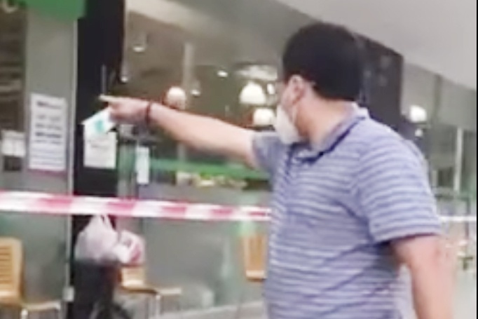 Nguoi dan ong lon tieng thach thuc truoc sieu thi o TP.HCM hinh anh