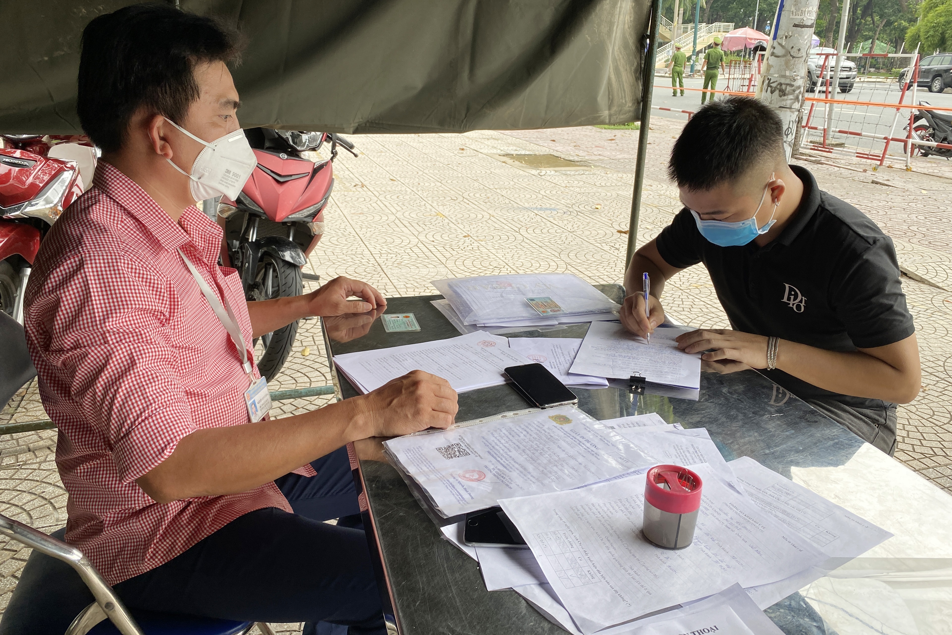 5 cong nhan bi phat khi den ngan hang thi cong xay dung hinh anh