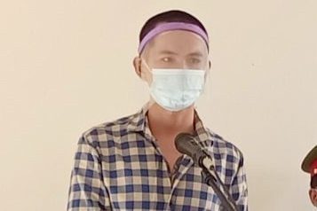 Chong doi luc luong phong dich, 2 nguoi linh an tu hinh anh