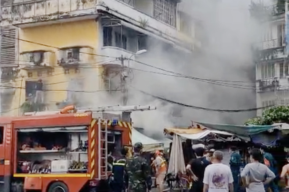 Cuu song ba lao ngat khoi trong dam chay o TP.HCM hinh anh