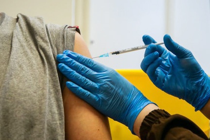 Dang tin that thiet ve tiem vaccine Vero Cell, 3 nguoi bi phat hinh anh