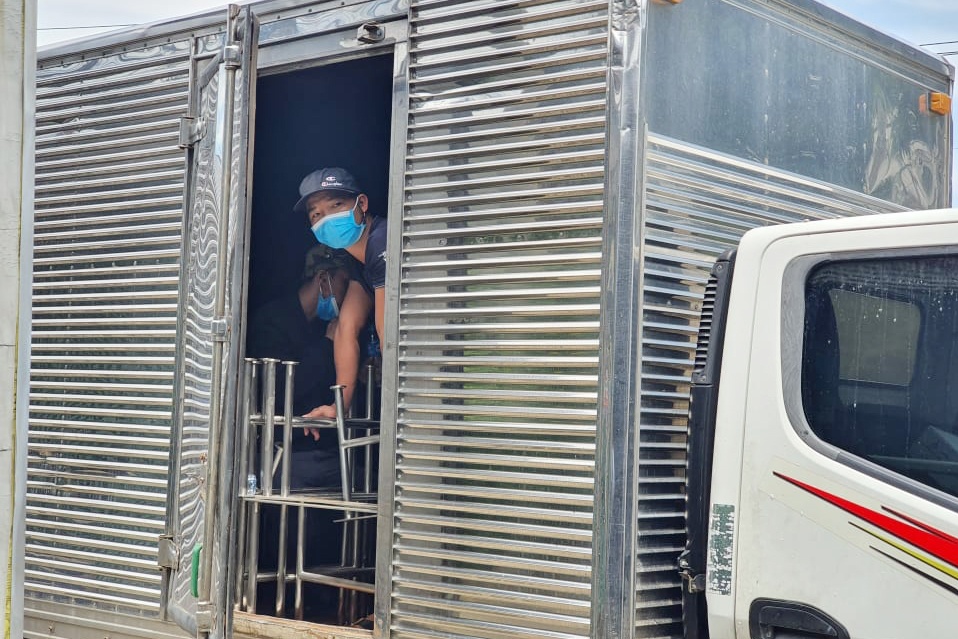 CSGT TP.HCM phat hien 6 nguoi trong thung xe tai hinh anh