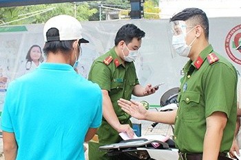 Bat giu nguoi dan ong lam gia giay di duong de qua chot kiem dich hinh anh