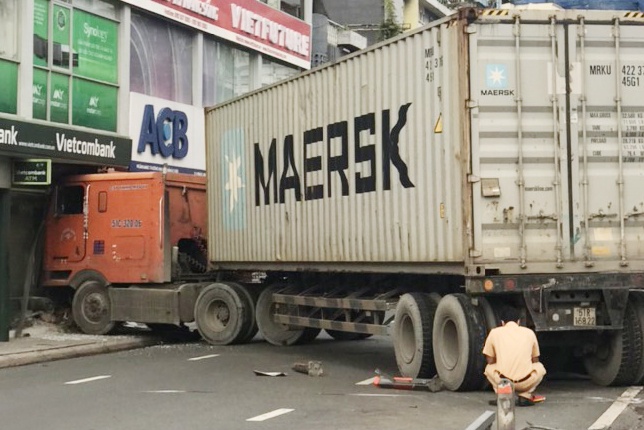 Xe container tong vao chi nhanh ngan hang o TP.HCM hinh anh