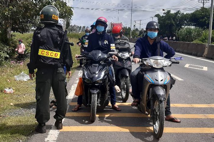 Long An van dong hang tram nguoi ve que tu phat quay dau xe hinh anh