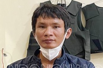 Bat giu nguoi dan ong doa thieu song vo con hinh anh