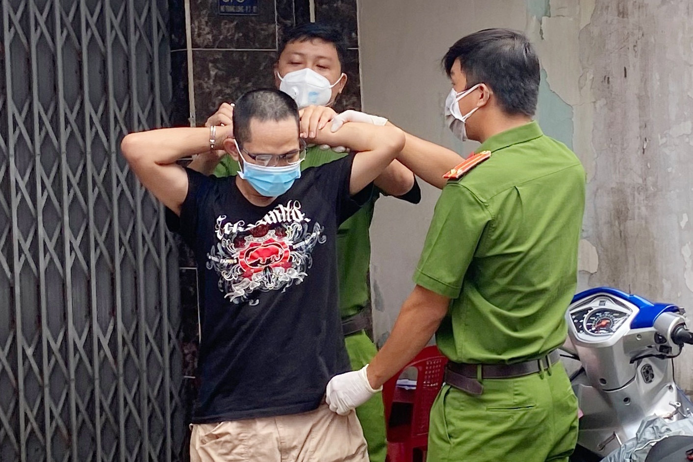 Bat giu nguoi nghi tang tru ma tuy khi qua chot kiem dich hinh anh