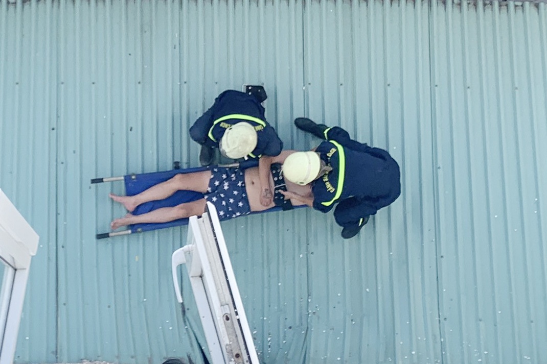 Nguoi dan ong roi tu lau 4 xuong mai ton nha dan o TP.HCM hinh anh