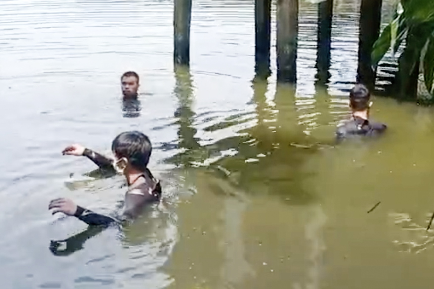 Canh sat o TP.HCM mat nhieu gio lan tim 2 nguoi nhay xuong ao hinh anh