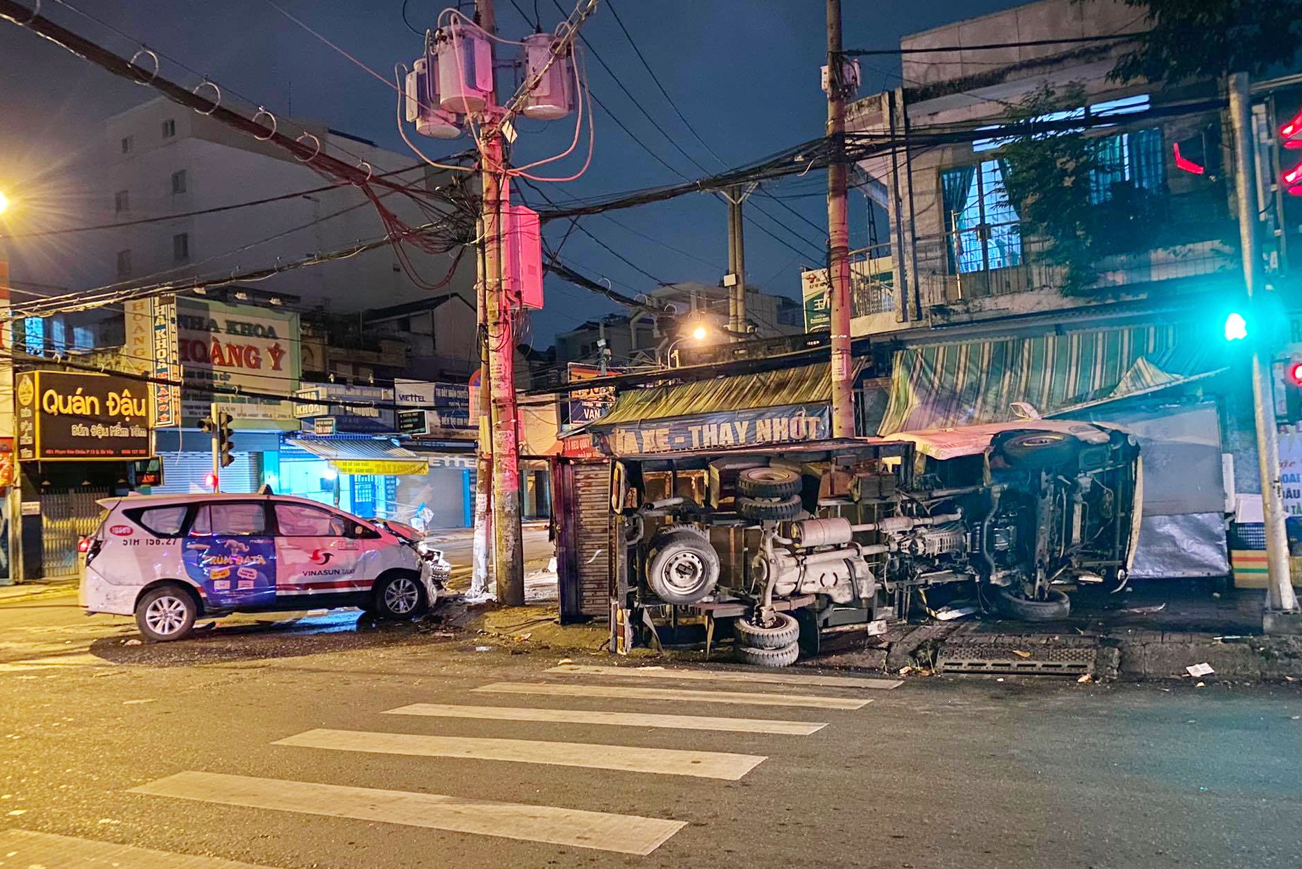 xe tai lat o TP.HCM anh 1