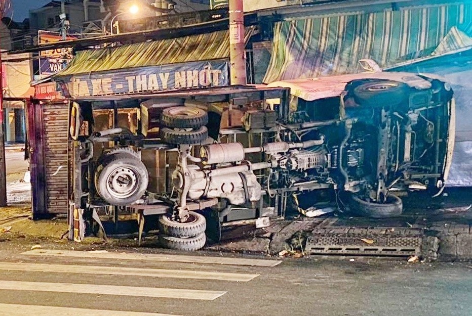 Oto tai bi lat khi va cham xe taxi vuot den do o TP.HCM hinh anh