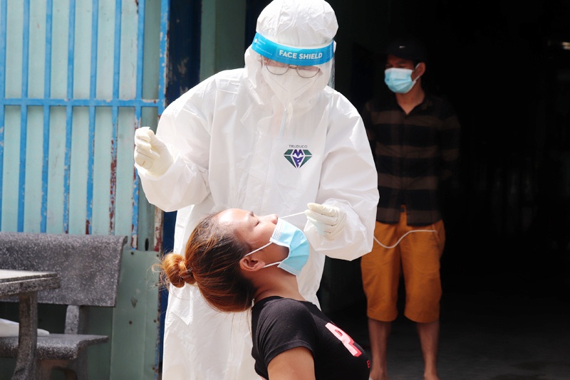 Chong dich chua tot, 4 can bo o Dong Nai bi thoi chuc hinh anh