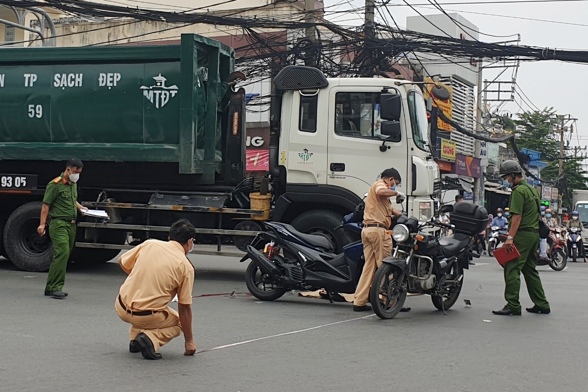 Dung xe cho rac, mot nguoi chet trong ngay dau di lam tro lai o TP.HCM hinh anh