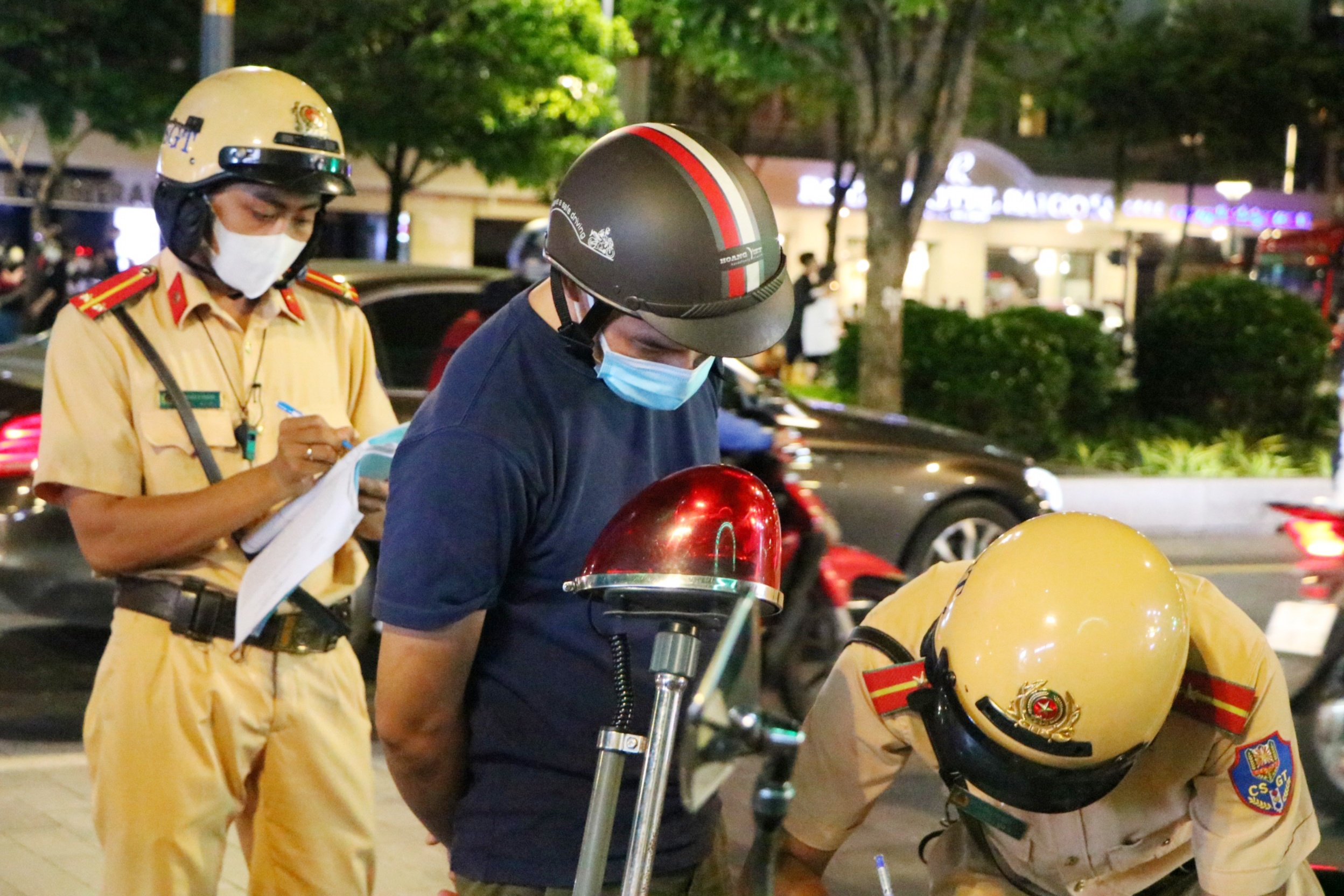 Tu tap o pho di bo Nguyen Hue, nhieu nguoi bi lap bien ban hinh anh