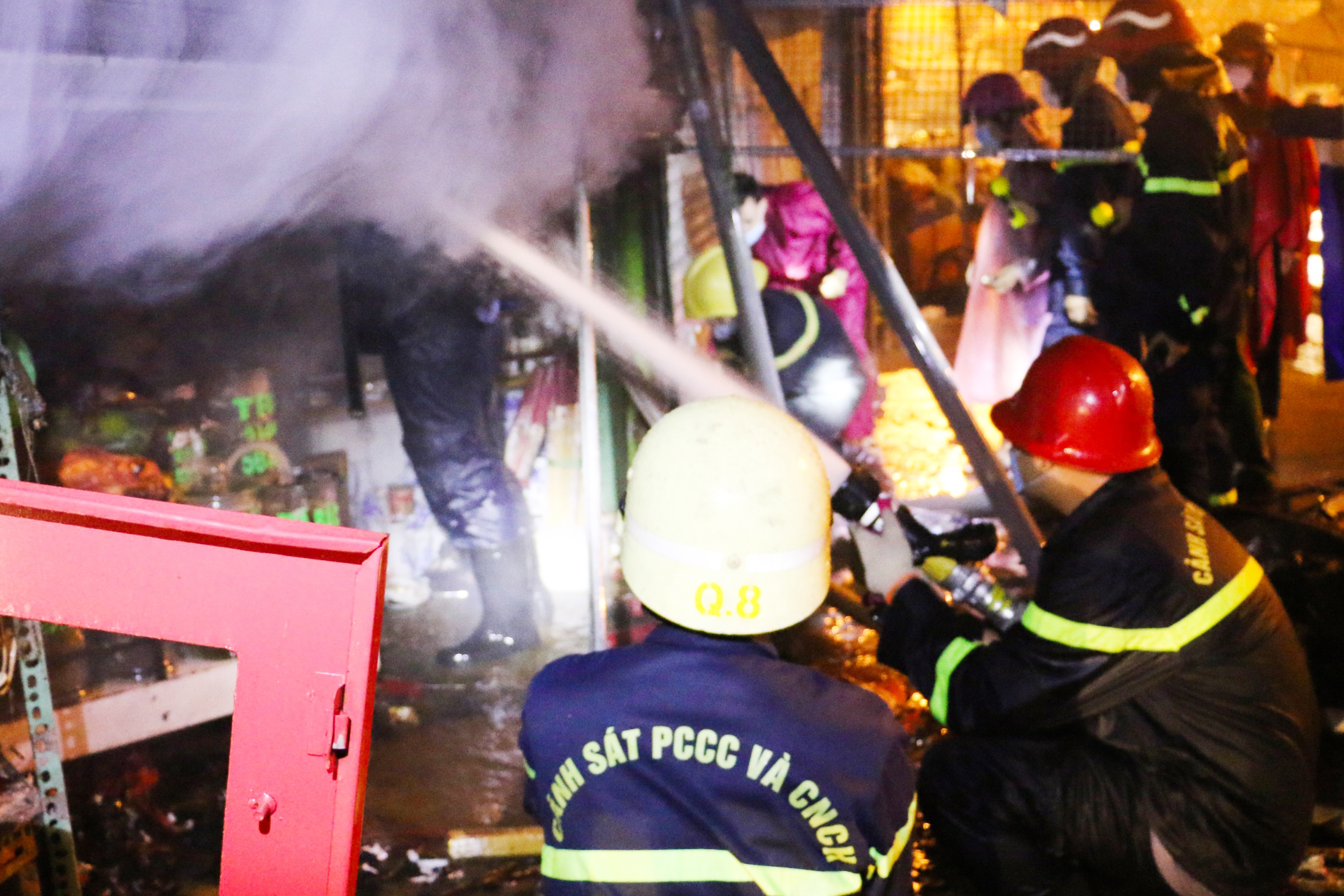 Canh sat cat cua, dap tat dam chay o cho Nhi Thien Duong hinh anh