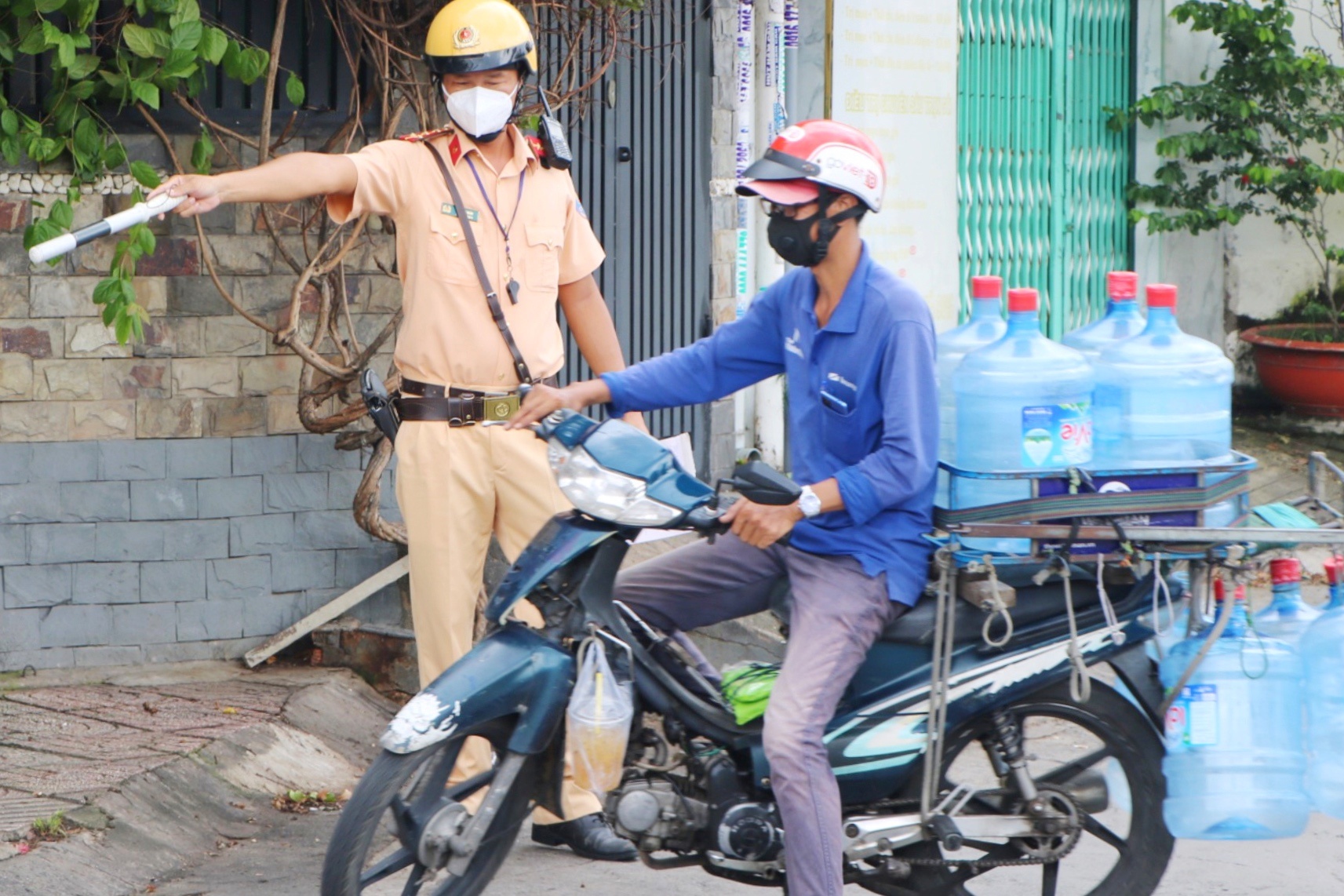 Nhieu xe may chay vao duong cam sau khi TP.HCM noi long gian cach hinh anh