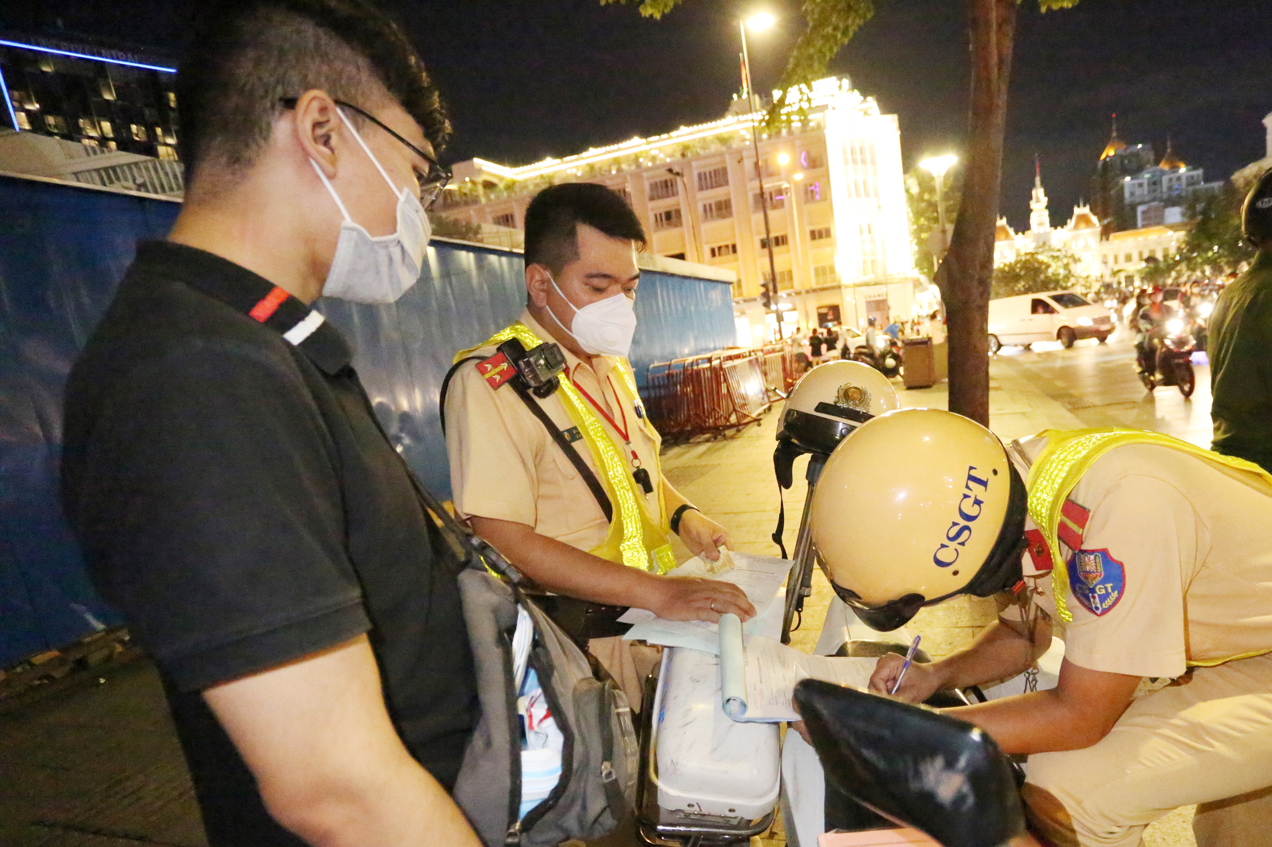 Thao khau trang o pho di bo Nguyen Hue, nam thanh nien bi xu phat hinh anh