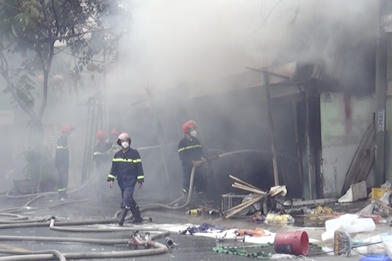 Chay tiem ban do dien o TP.HCM, 4 nguoi may man chay thoat hinh anh