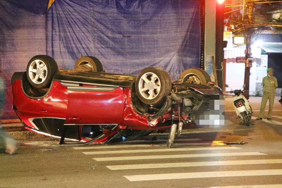 Oto tong tru den duong, nhieu nha dan o TP.HCM mat dien hinh anh