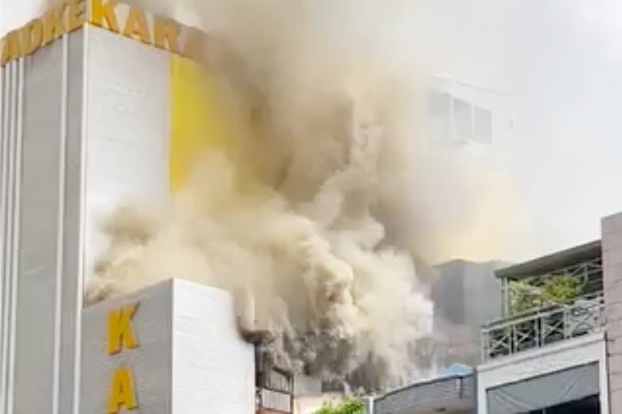 Chay quan karaoke o TP.HCM, canh sat dieu xe thang dap lua hinh anh