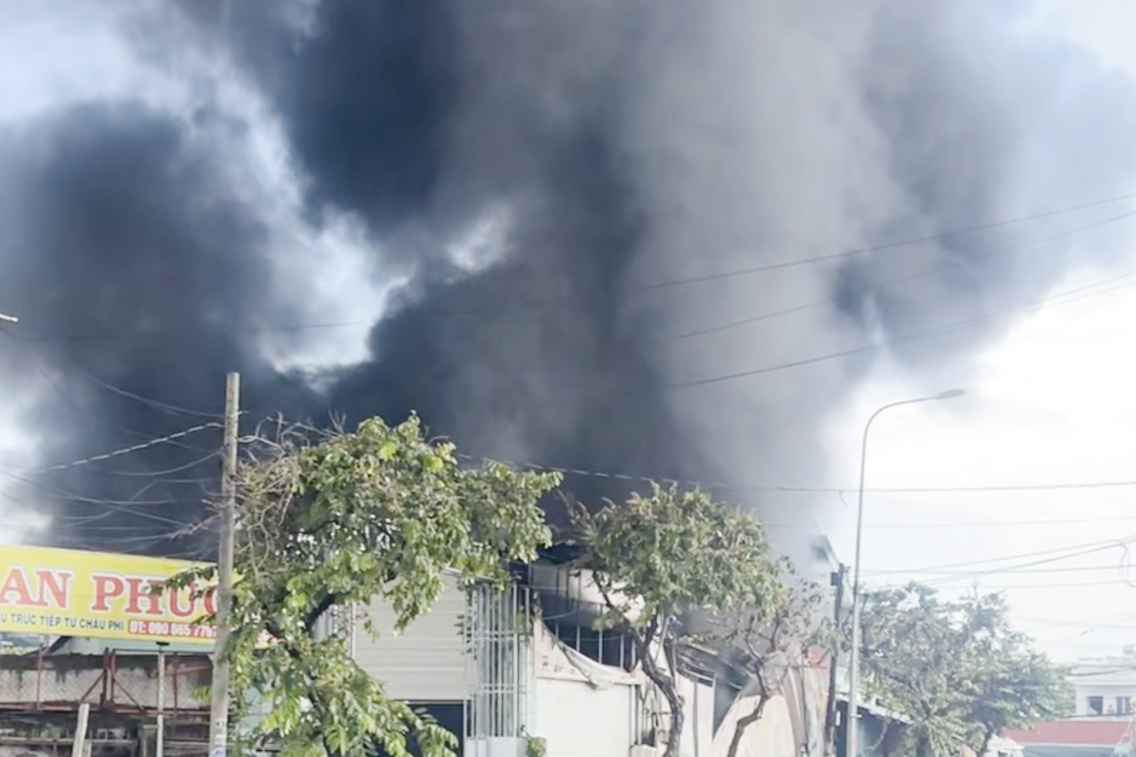 Chay nha xuong chua hai san o TP.HCM, 2 xe tai bi thieu rui hinh anh