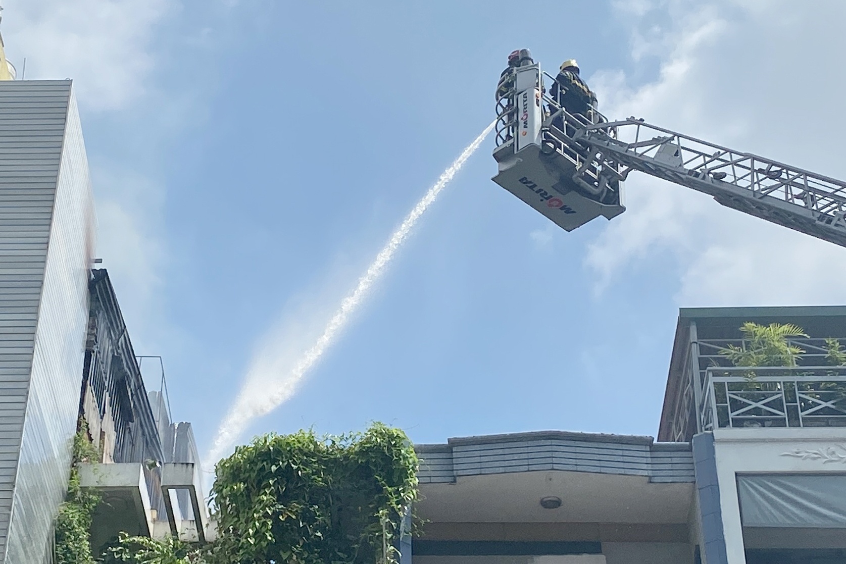 Khoi lua boc len ngun ngut tu quan karaoke o TP.HCM hinh anh