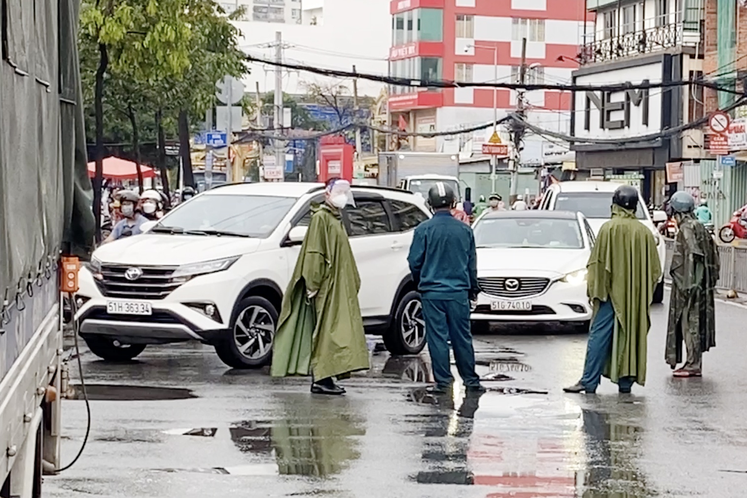 Canh sat phong toa cau Chanh Hung sau tai nan chet nguoi hinh anh