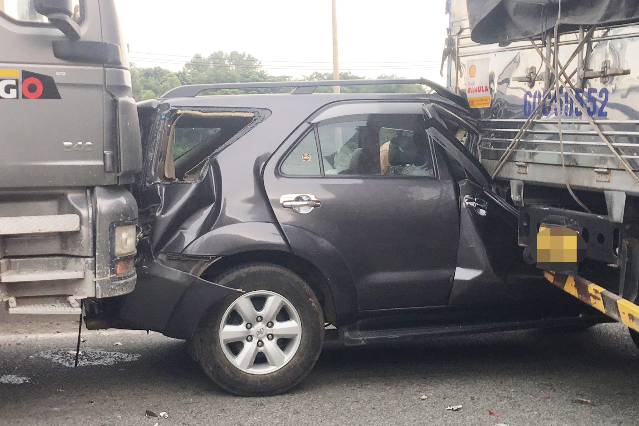 3 oto tong lien hoan, quoc lo 1 un tac 3 km hinh anh