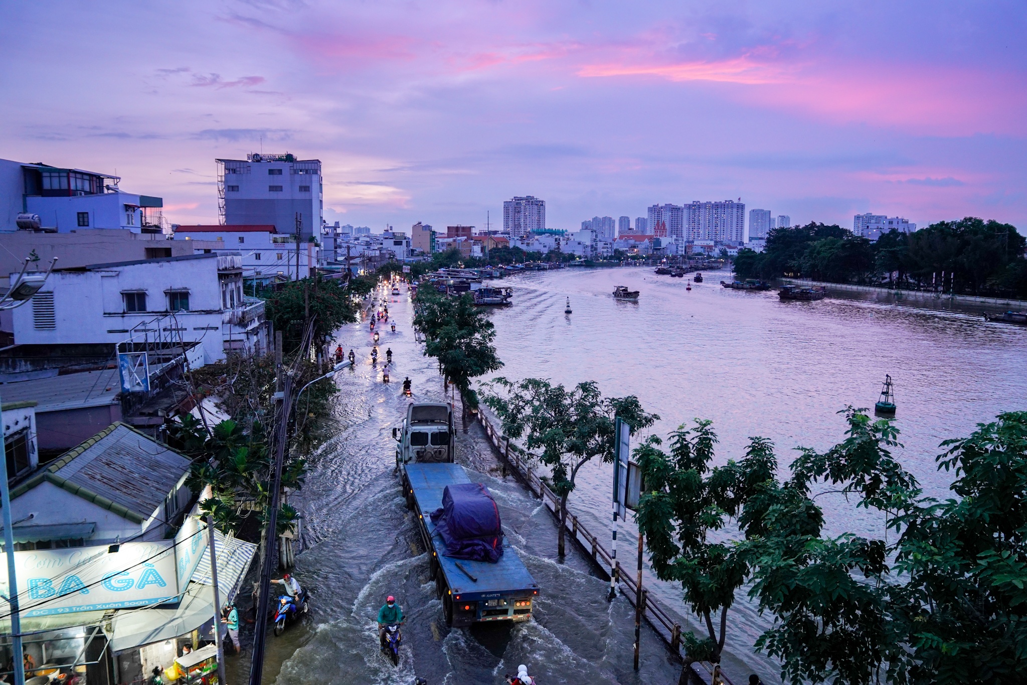 Trieu cuong o TP.HCM dang cao, nguoi dan buon ban e am hinh anh
