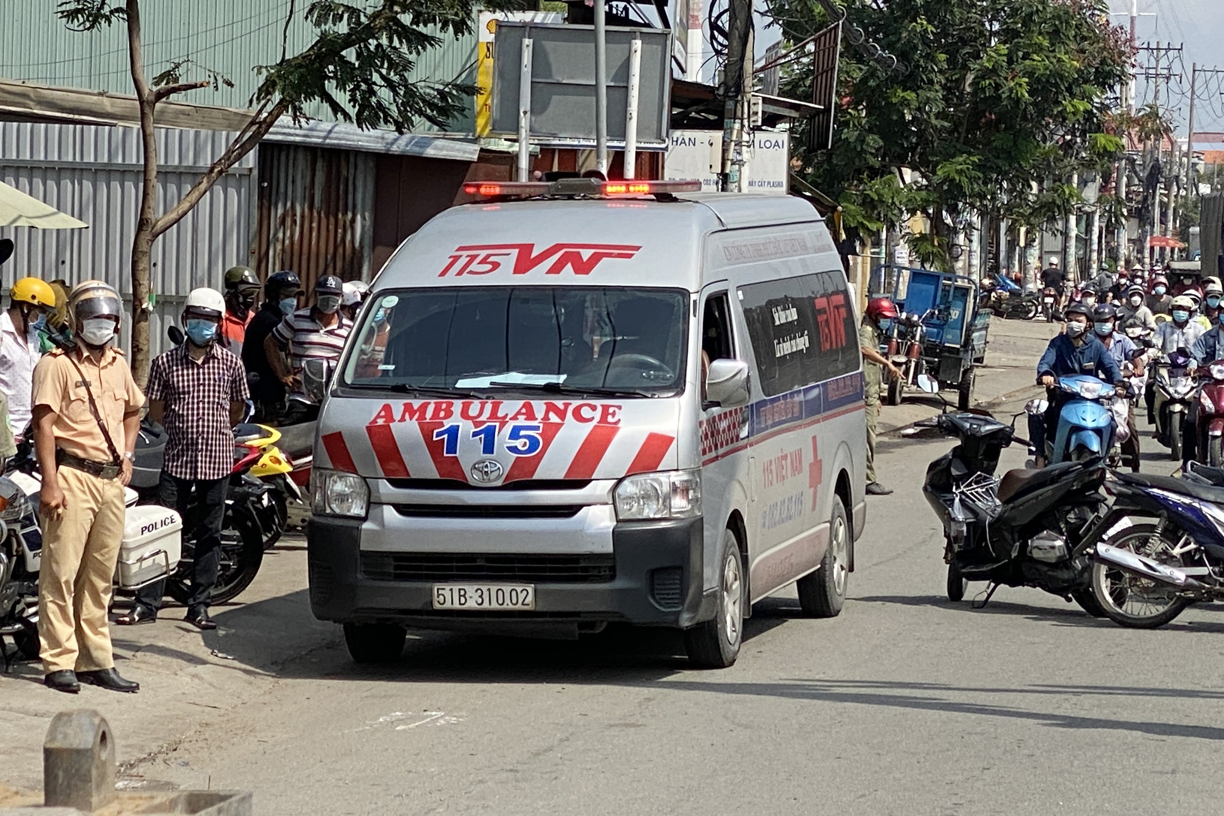 Xe container can chet nguoi, quoc lo 1 un tac 3 km hinh anh