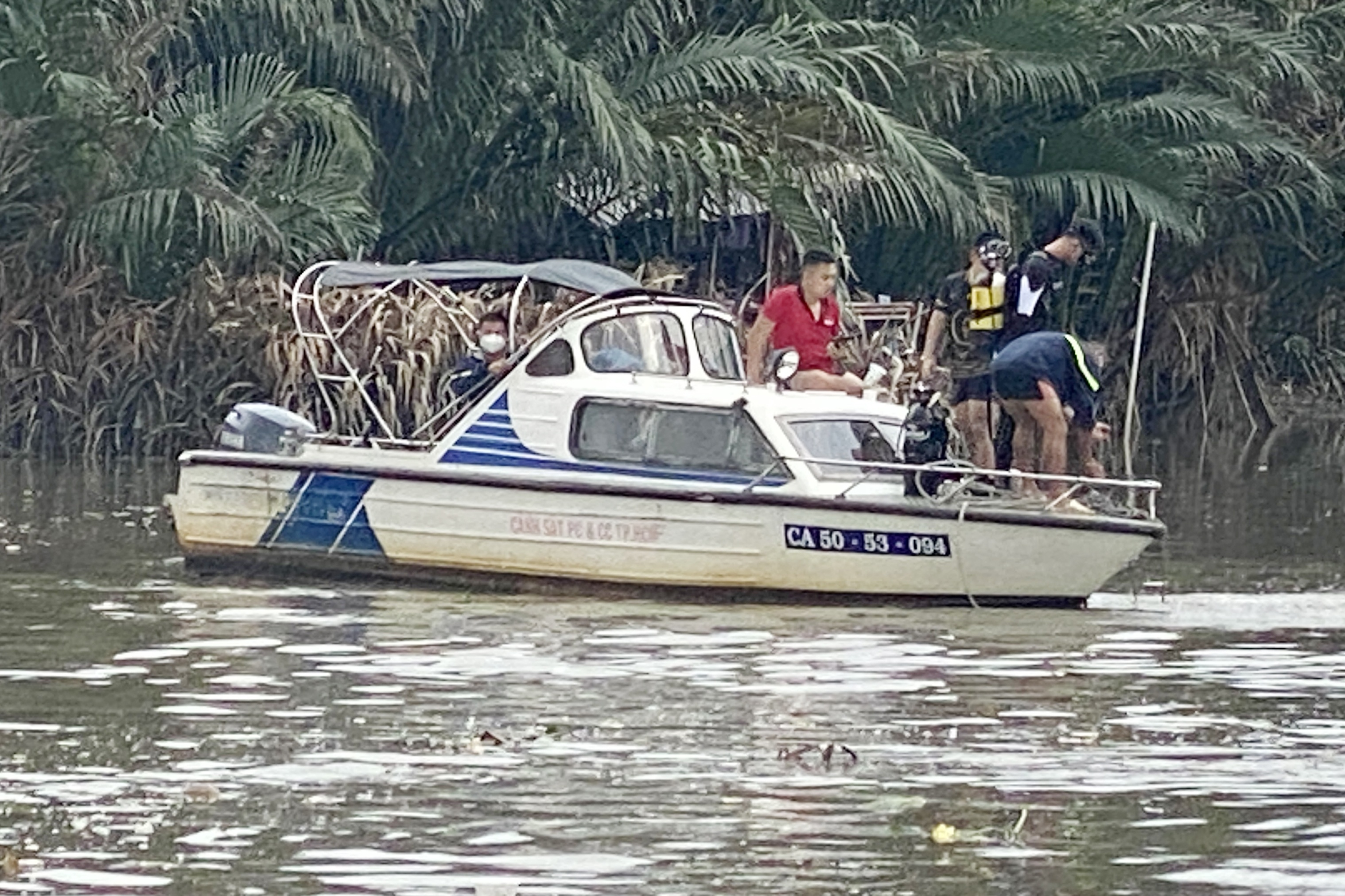 Canh sat lan tim nguoi nghi nhay cau o TP.HCM hinh anh