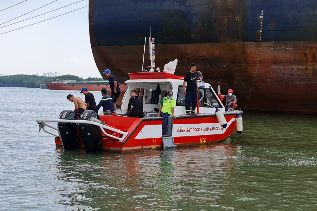 Canh sat lan tim nguoi mat tich sau khi sa lan bi chim o TP.HCM hinh anh