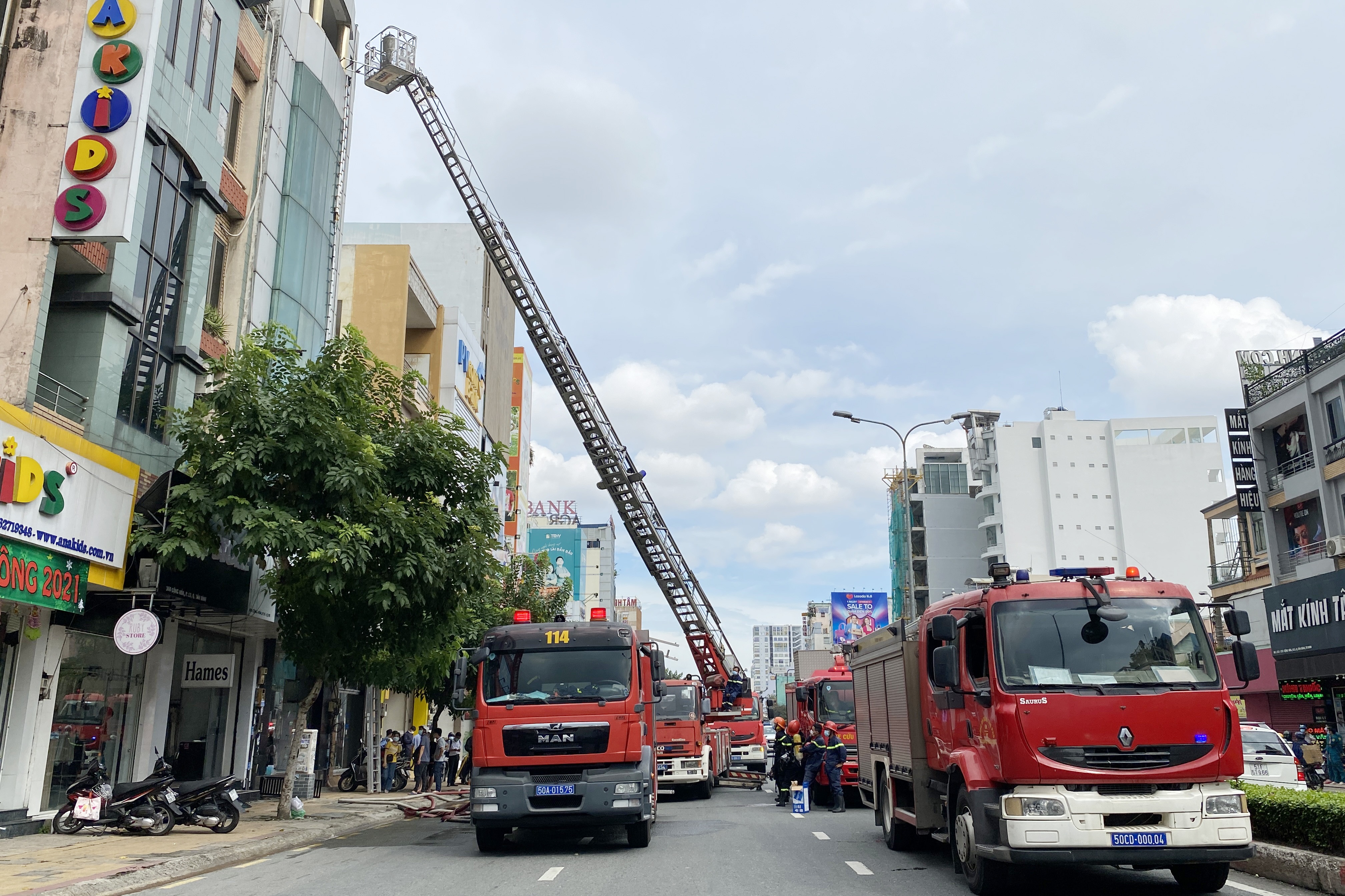 chay nha o Cong Hoa anh 1