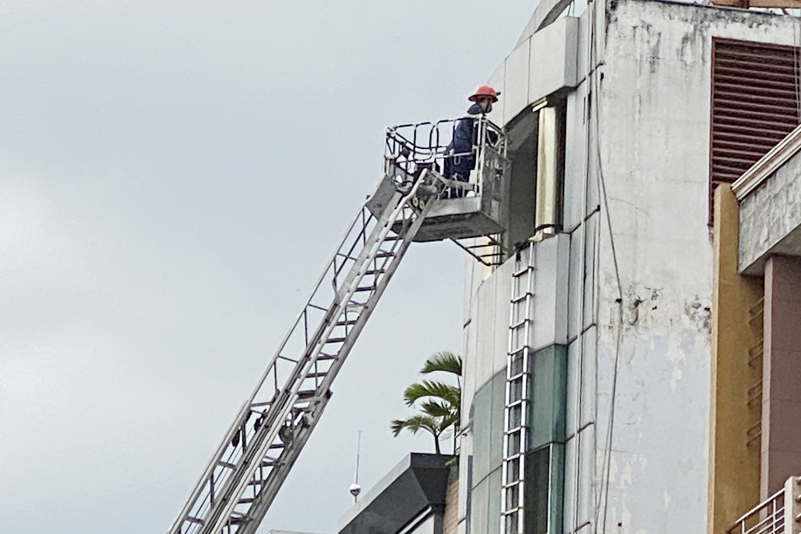 Chay nha 5 tang o TP.HCM, nhieu nguoi thoat chet hinh anh