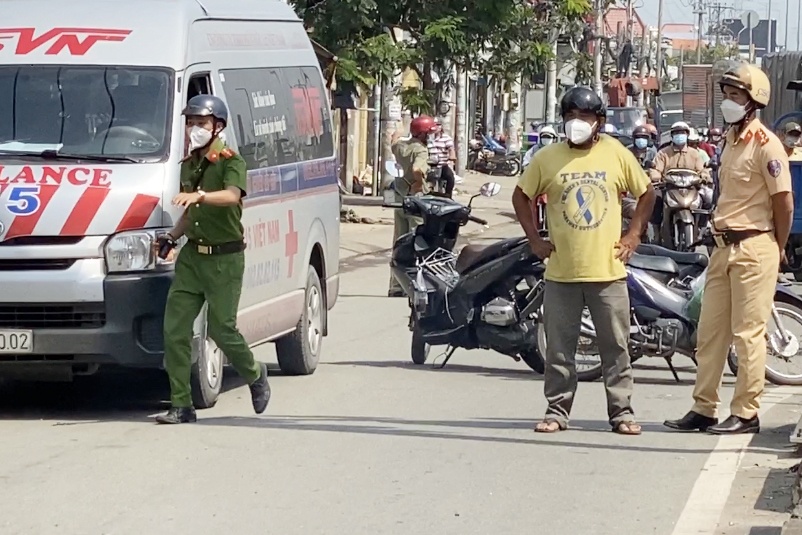 Nguoi dan ong bi xe khach can tu vong o TP.HCM hinh anh