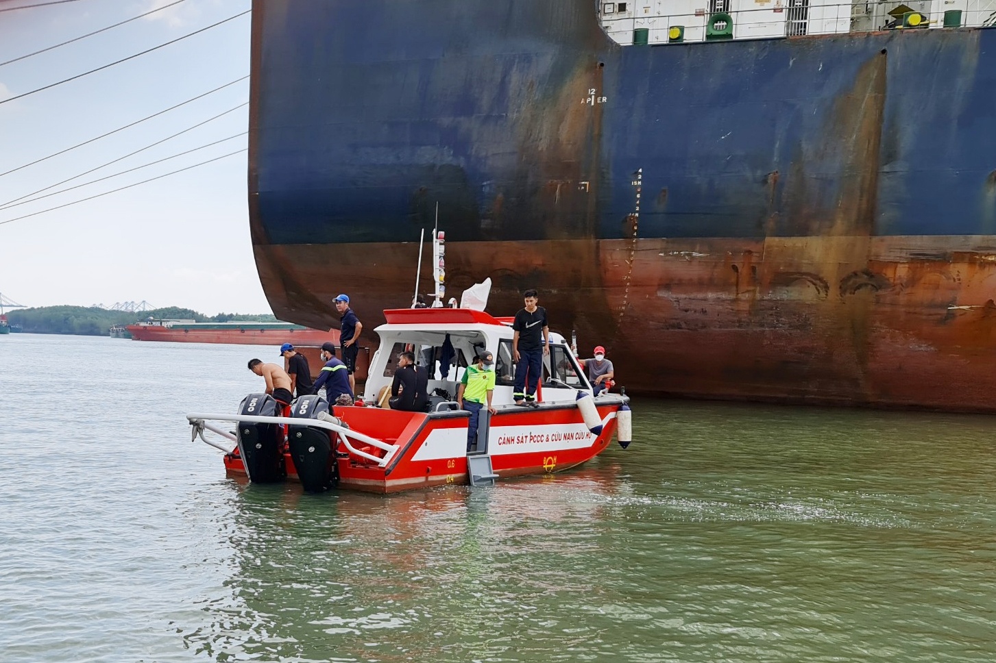 Tim thay thi the nan nhan trong vu chim sa lan o TP.HCM hinh anh