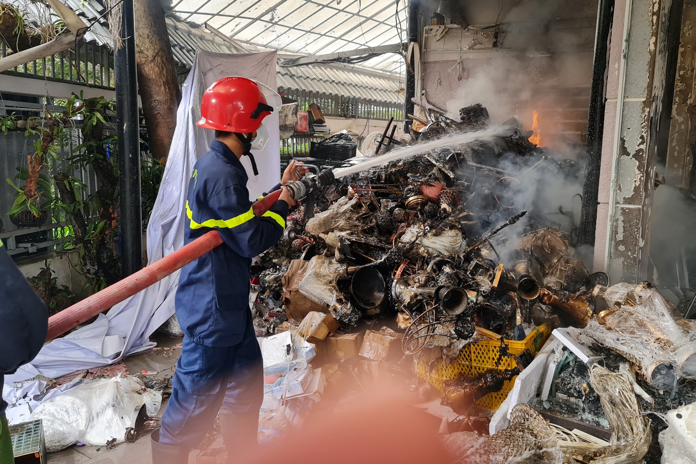 Hoa hoan thieu rui kho chua do trang tri tiec cuoi o TP.HCM hinh anh