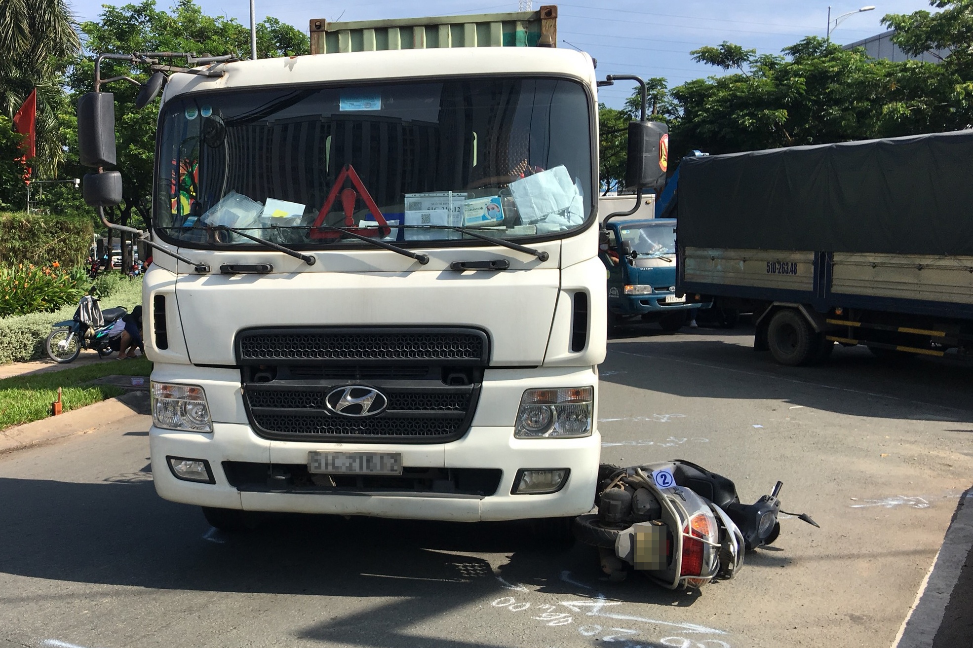 Thi the nguoi phu nu ket duoi gam xe container sau tai nan hinh anh