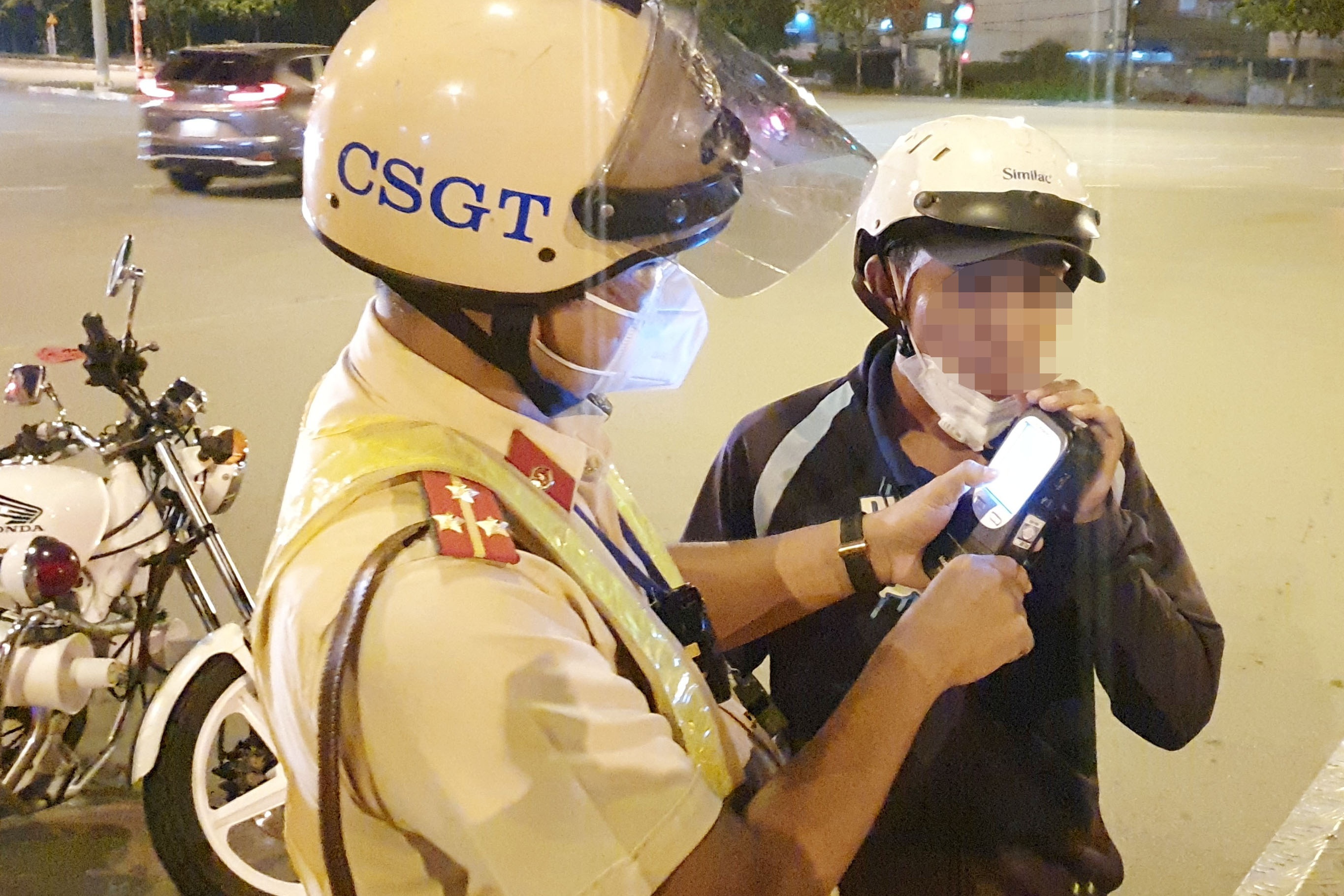 Dem dau an nhau tai quan, nhieu nguoi bi CSGT TP.HCM xu phat hinh anh