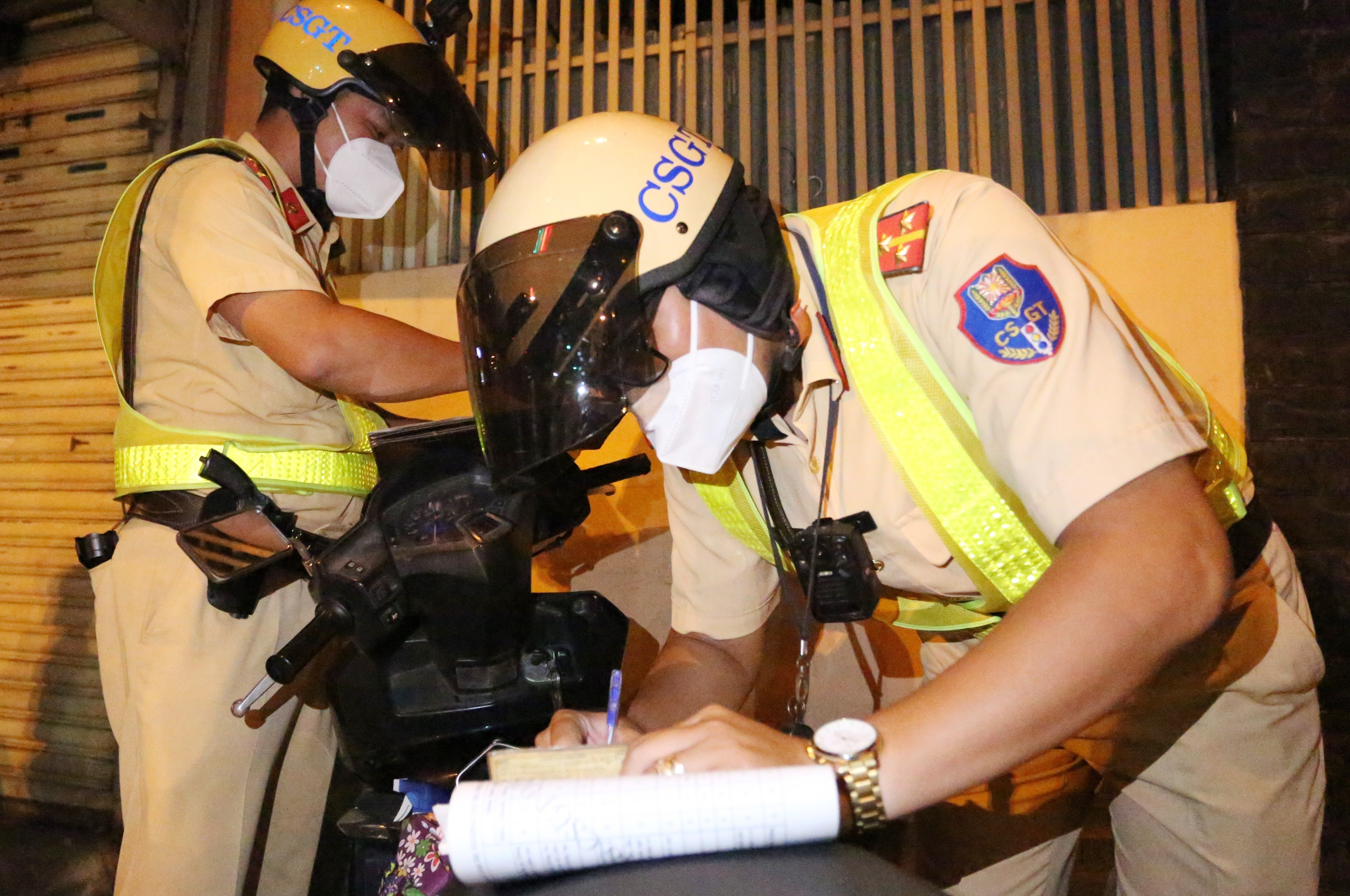 CSGT TP.HCM xu phat nhieu tai xe vi pham nong do con hinh anh