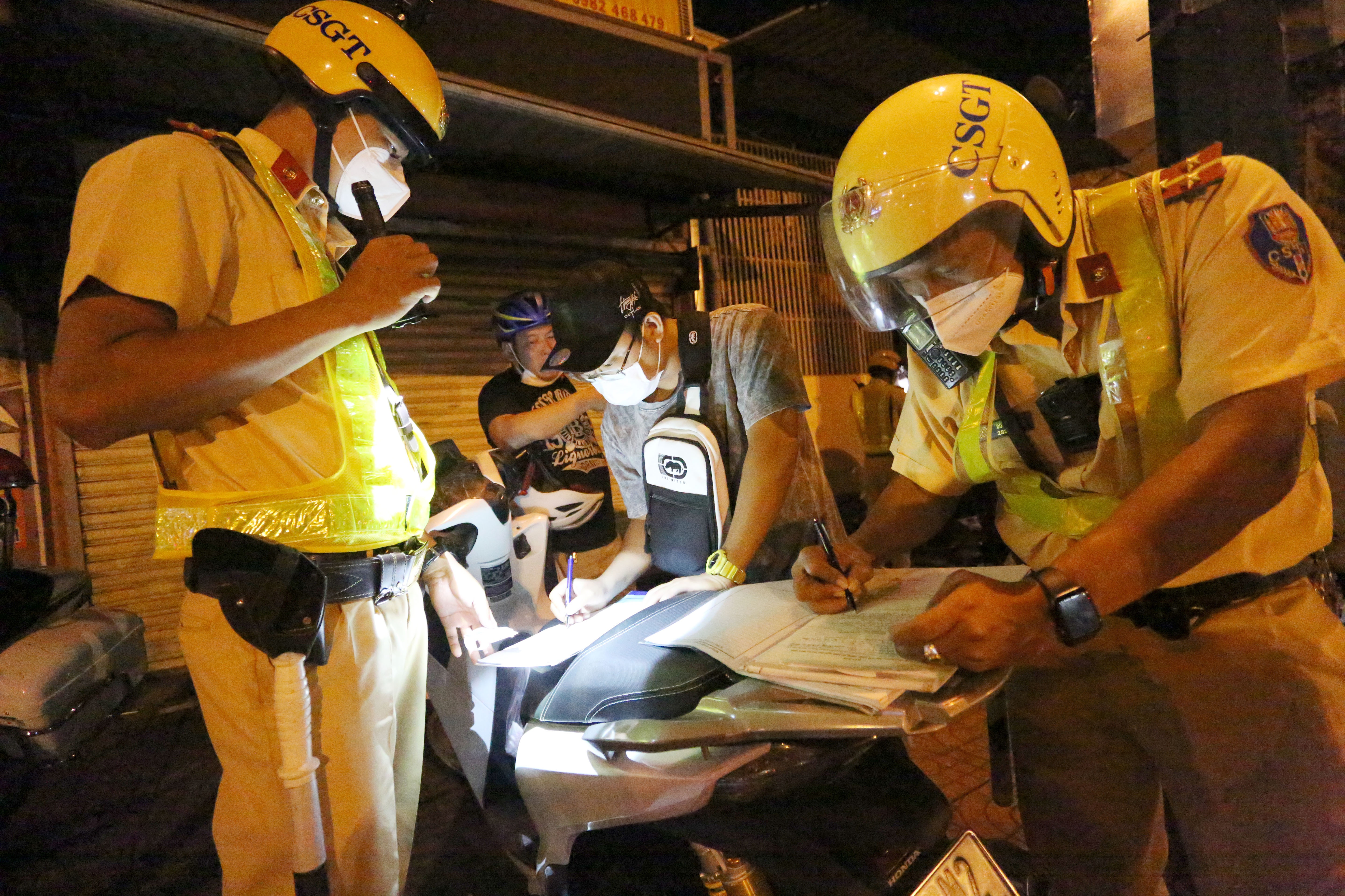 Nhieu tai xe o TP.HCM bi tam giu xe do vi pham nong do con hinh anh