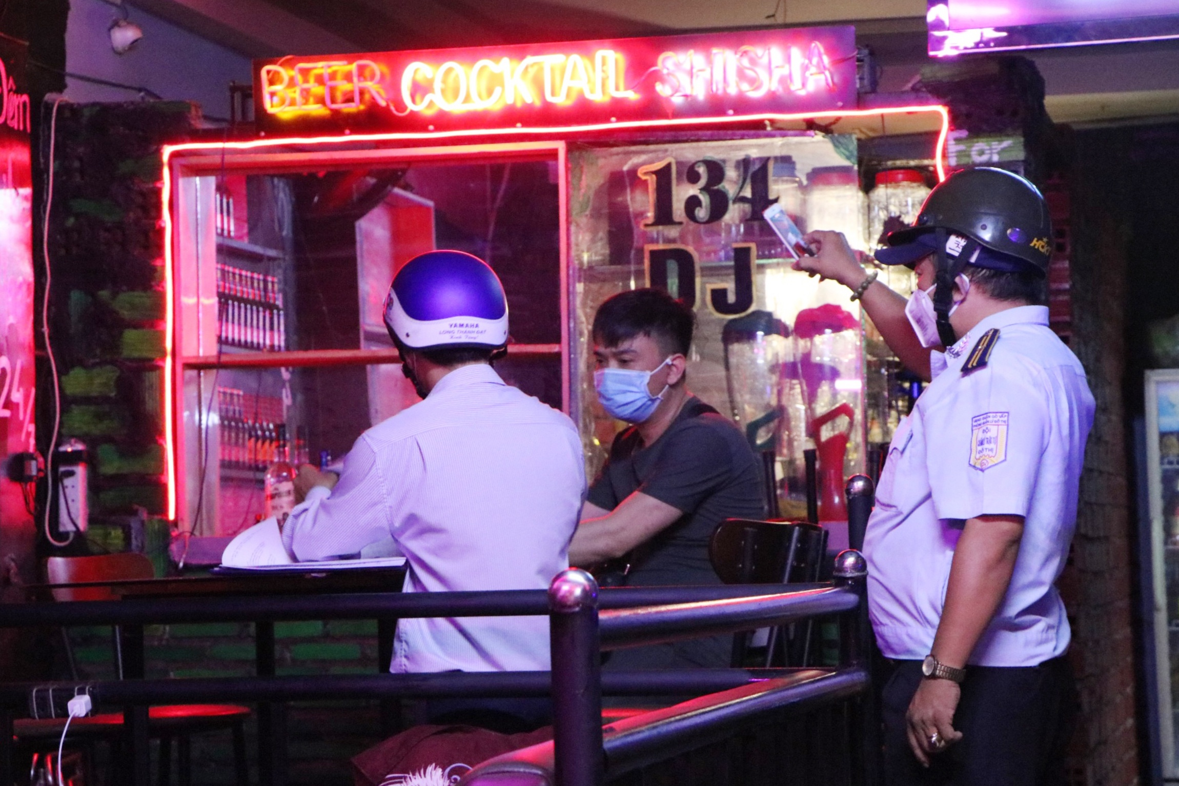 Cho khach uong bia tai ban, 3 quan an o TP.HCM bi lap bien ban hinh anh