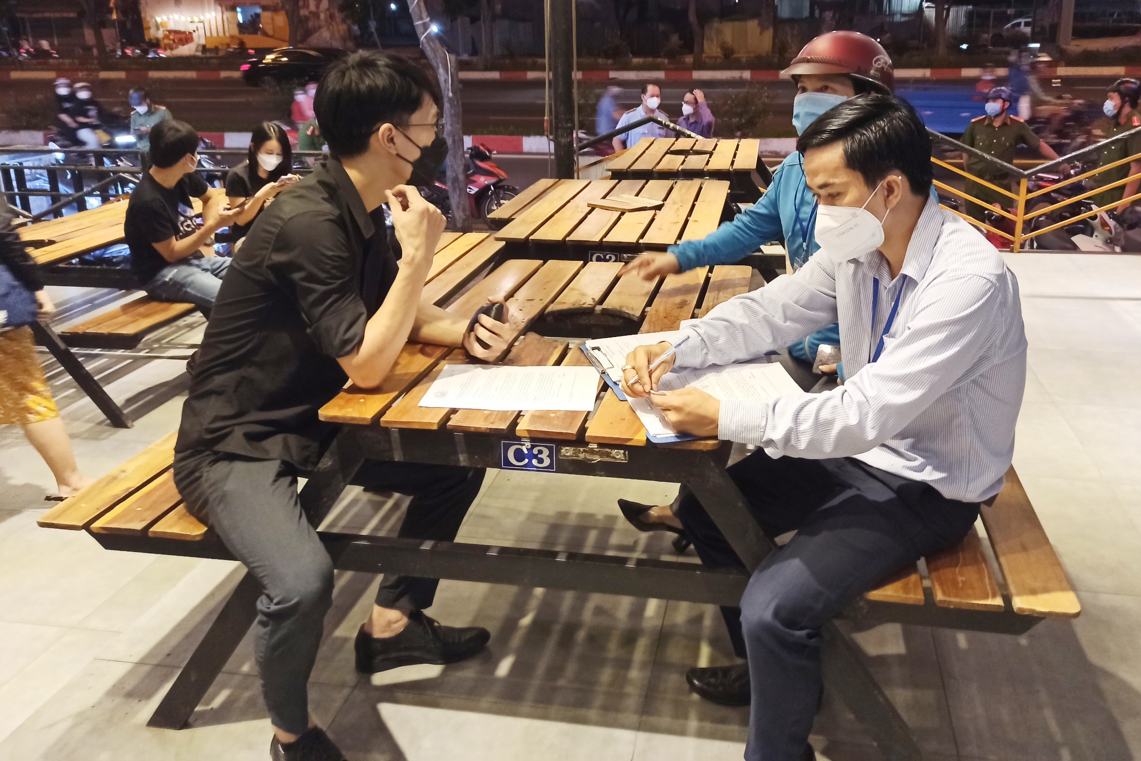 quan nhau bi xu phat anh 1