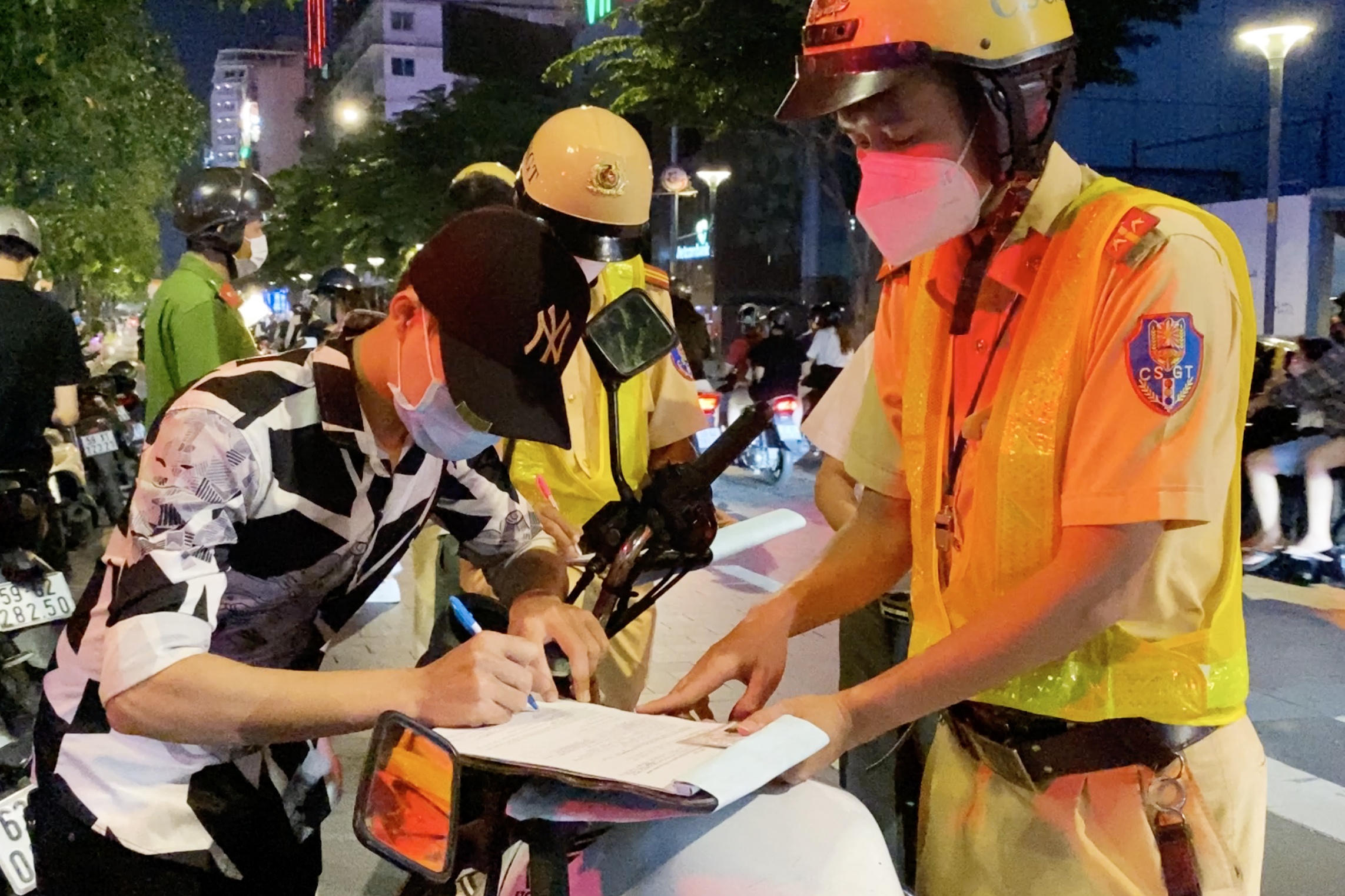 Nhieu chu xe may bi phat trong dem Halloween hinh anh