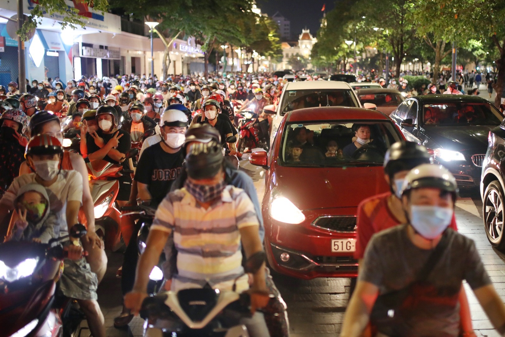 ket xe pho di bo Nguyen Hue anh 1