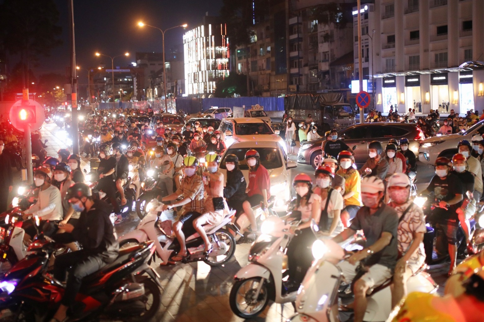 ket xe pho di bo Nguyen Hue anh 3