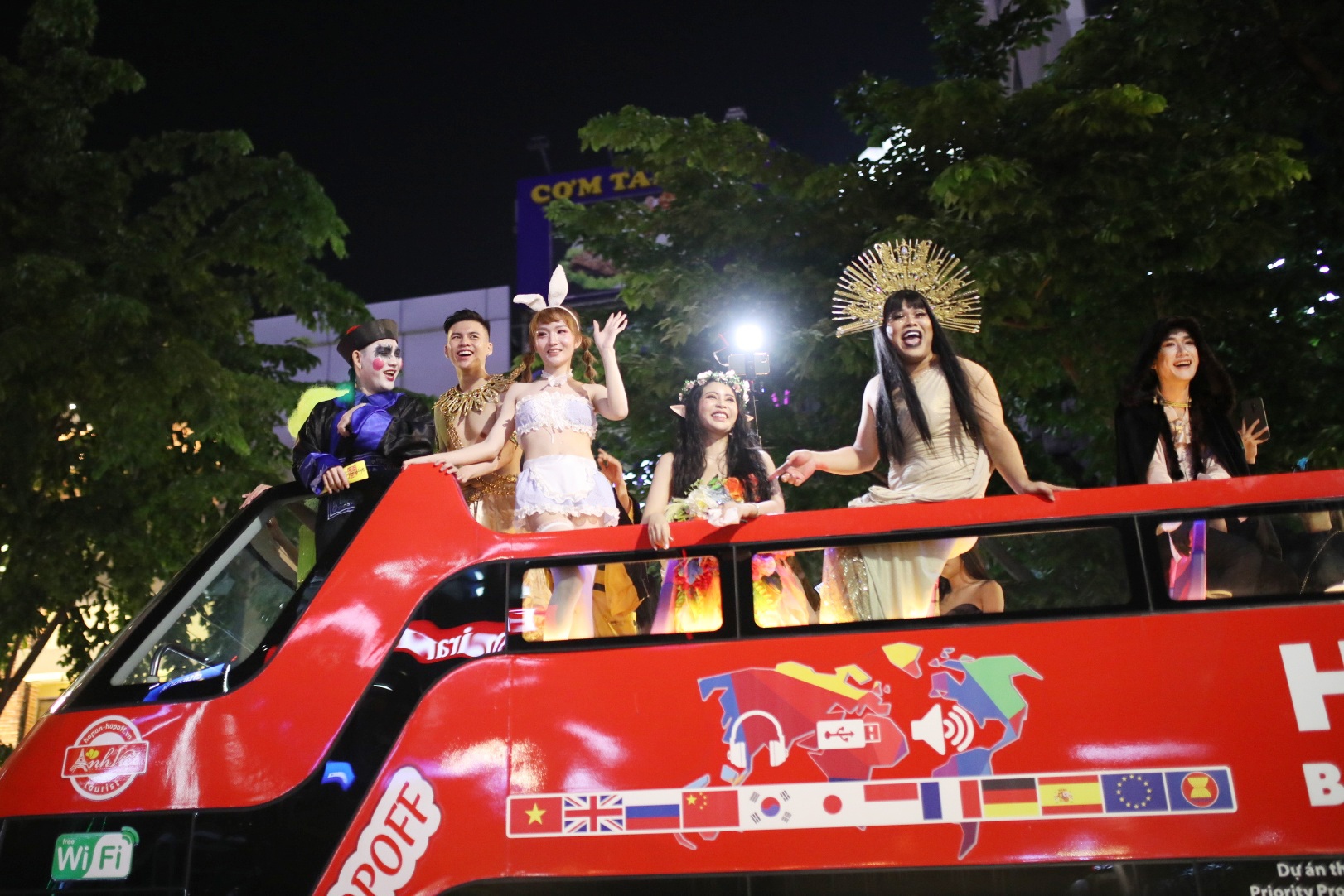 ket xe pho di bo Nguyen Hue anh 4