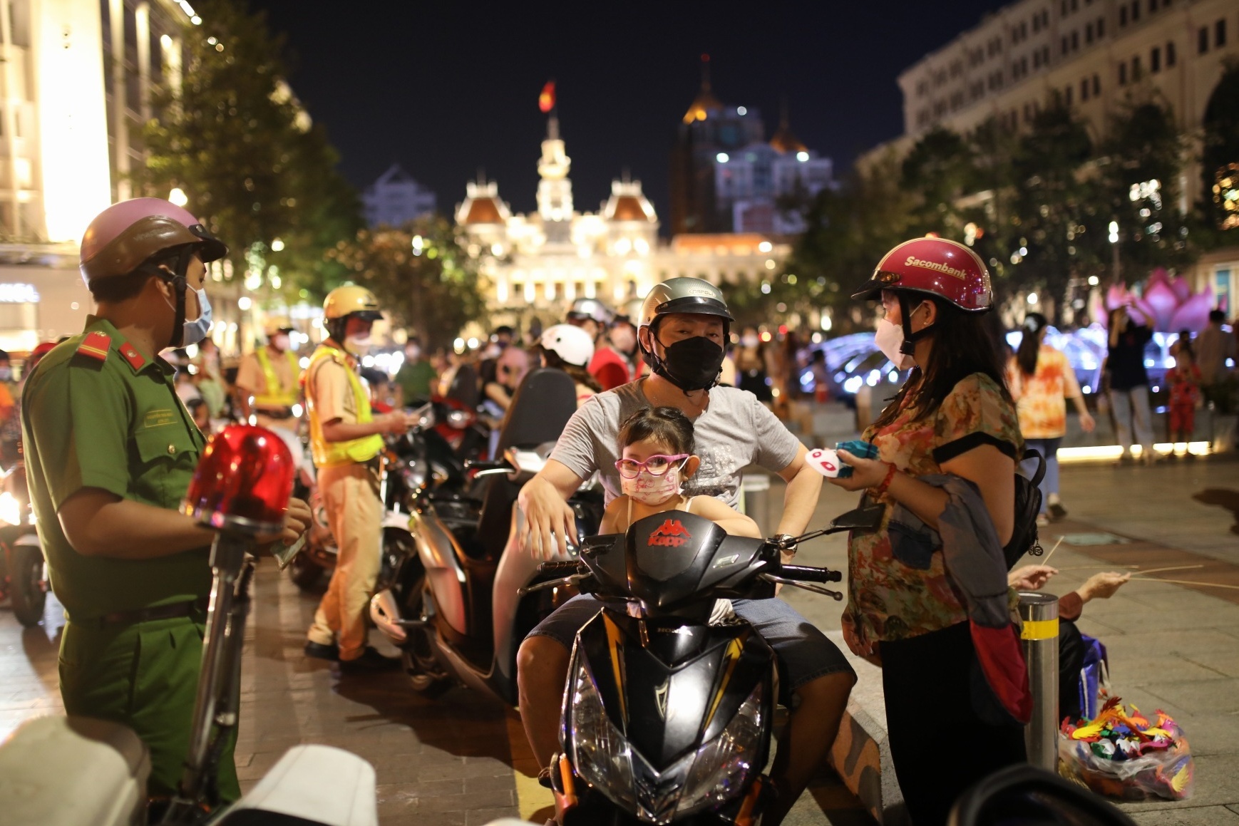 ket xe pho di bo Nguyen Hue anh 2