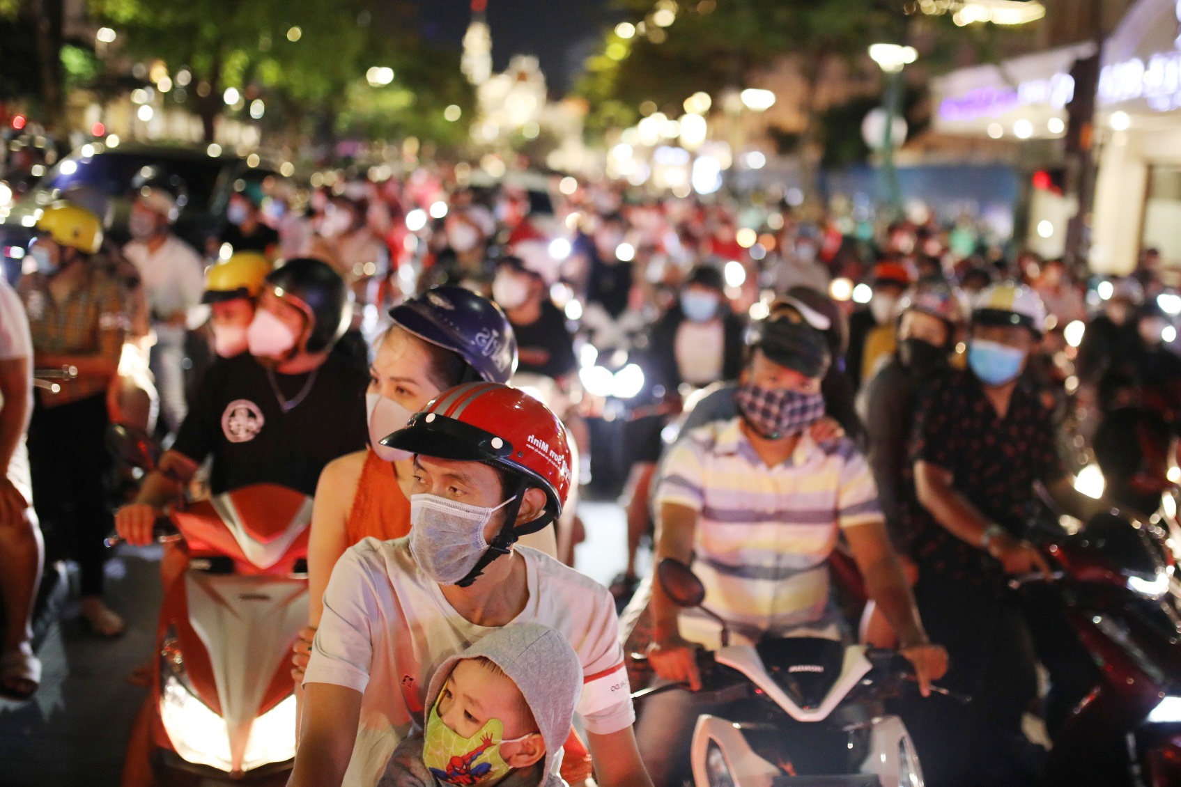 Trung tam TP.HCM un tac trong dem hinh anh