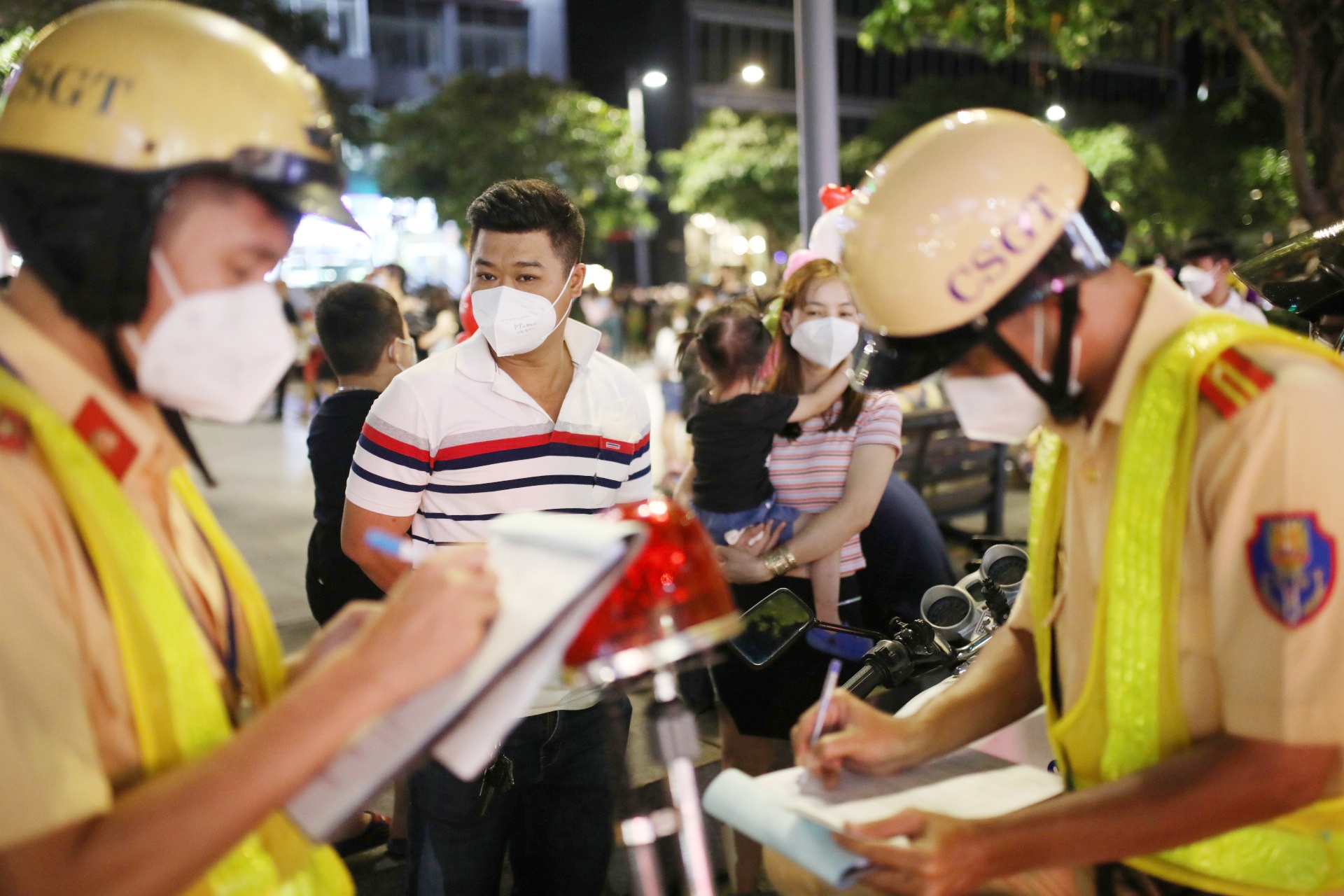 Nhieu nguoi bi CSGT lap bien ban o pho di bo Nguyen Hue hinh anh